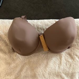 Skims new never worn tags still on umber fits everybody t shirt bra in 40H